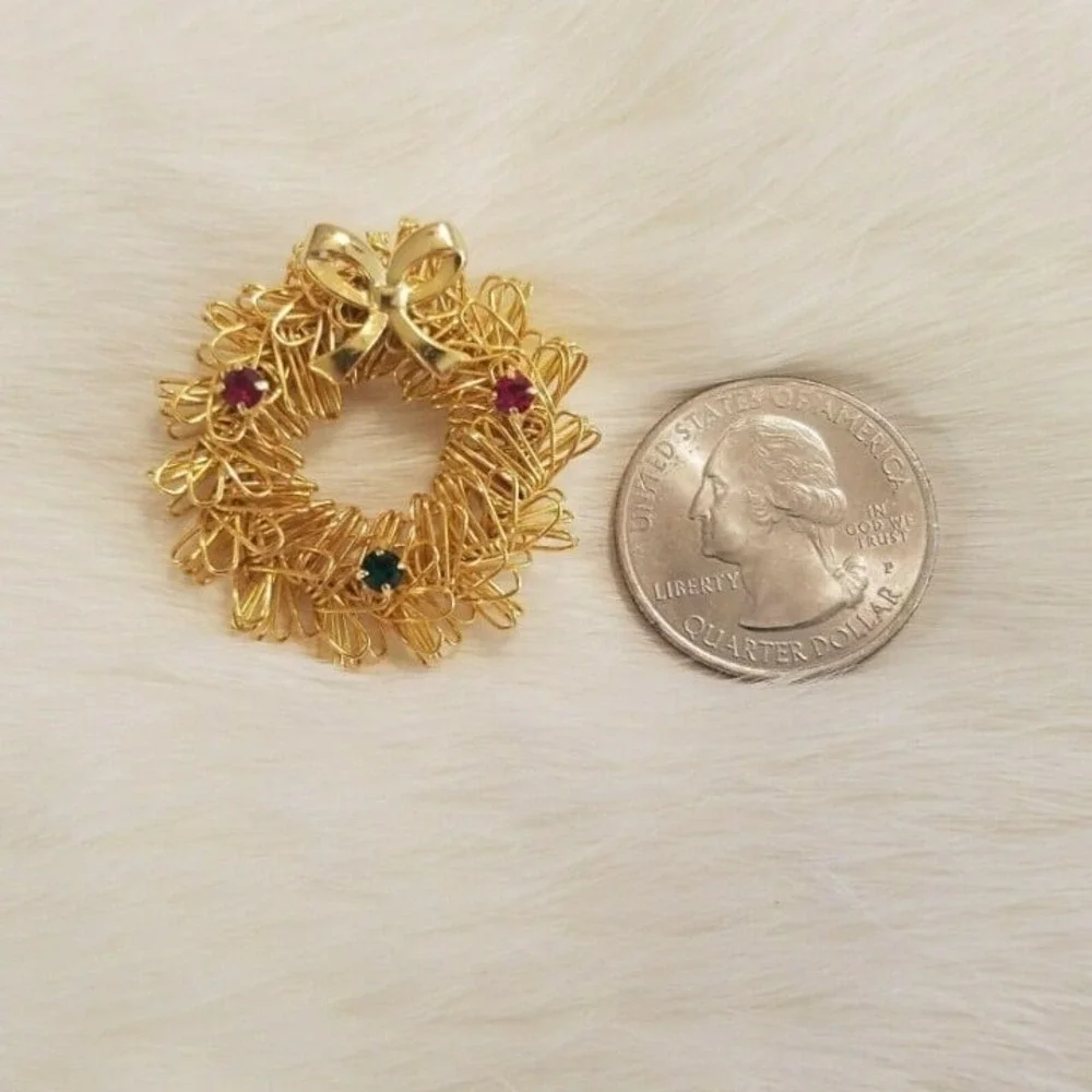 Vtg Christmas Wreath Brooch Rhinestone Pin Ribbon Bow Gold Tone Holidays 2676